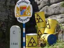Atomklo Boletice-Dreisessel: (Leere) Atommüllfässer auf dem Gipfel neben dem Schild mit der Landesgrenze von Bayern