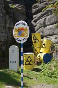 Atomklo Boletice-Dreisessel: (Leere) Atommüllfässer auf dem Gipfel neben dem Schild mit der Landesgrenze von Bayern