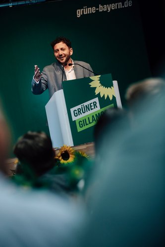 Bundesvorsitzender Felix Banaszak spricht auf dem Gillamoos. Foto: Sonja Herpich