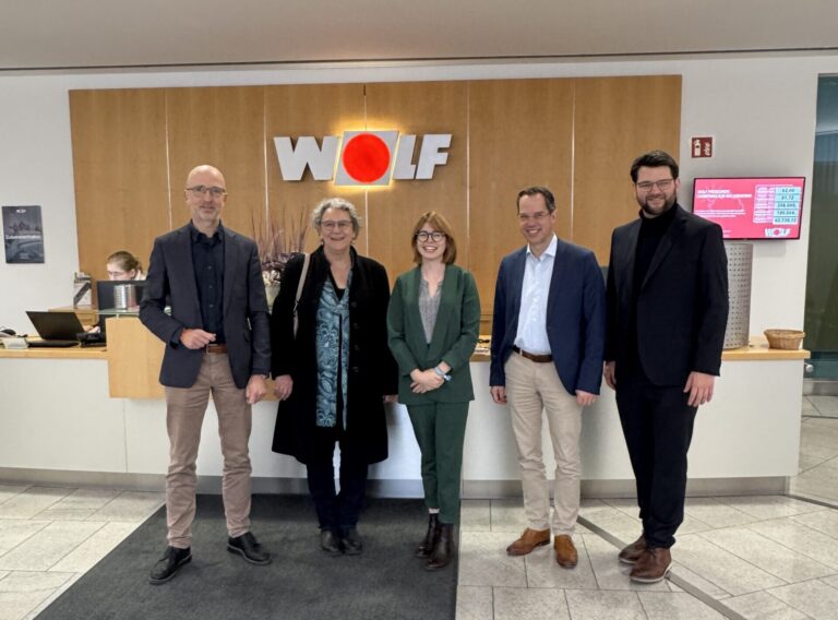 Grüne informieren sich über das Potential zukunftsfähiger Heiz- und Klimatechnik bei WOLF in Mainburg