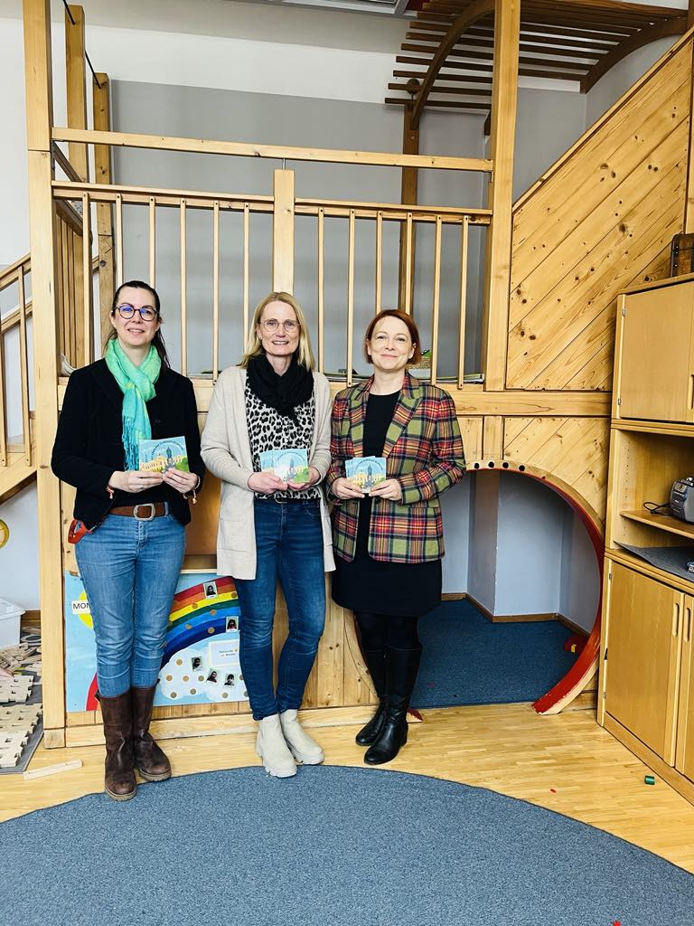 Landtagsabgeordnete Mia Goller besucht Kindergarten St. Elisabeth in Pfarrkirchen und übergibt Pixibuch des Bayerischen Landtags