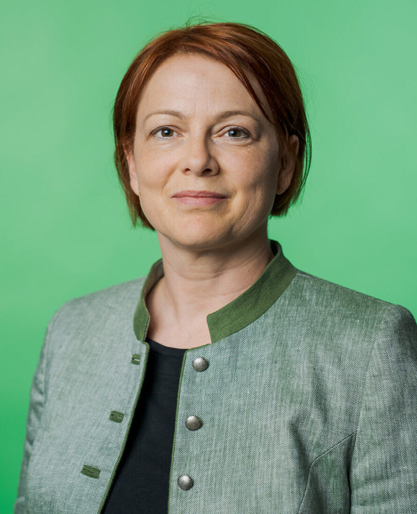 Landtagsabgeordnete Mia Goller blickt ernst in die Kamera.