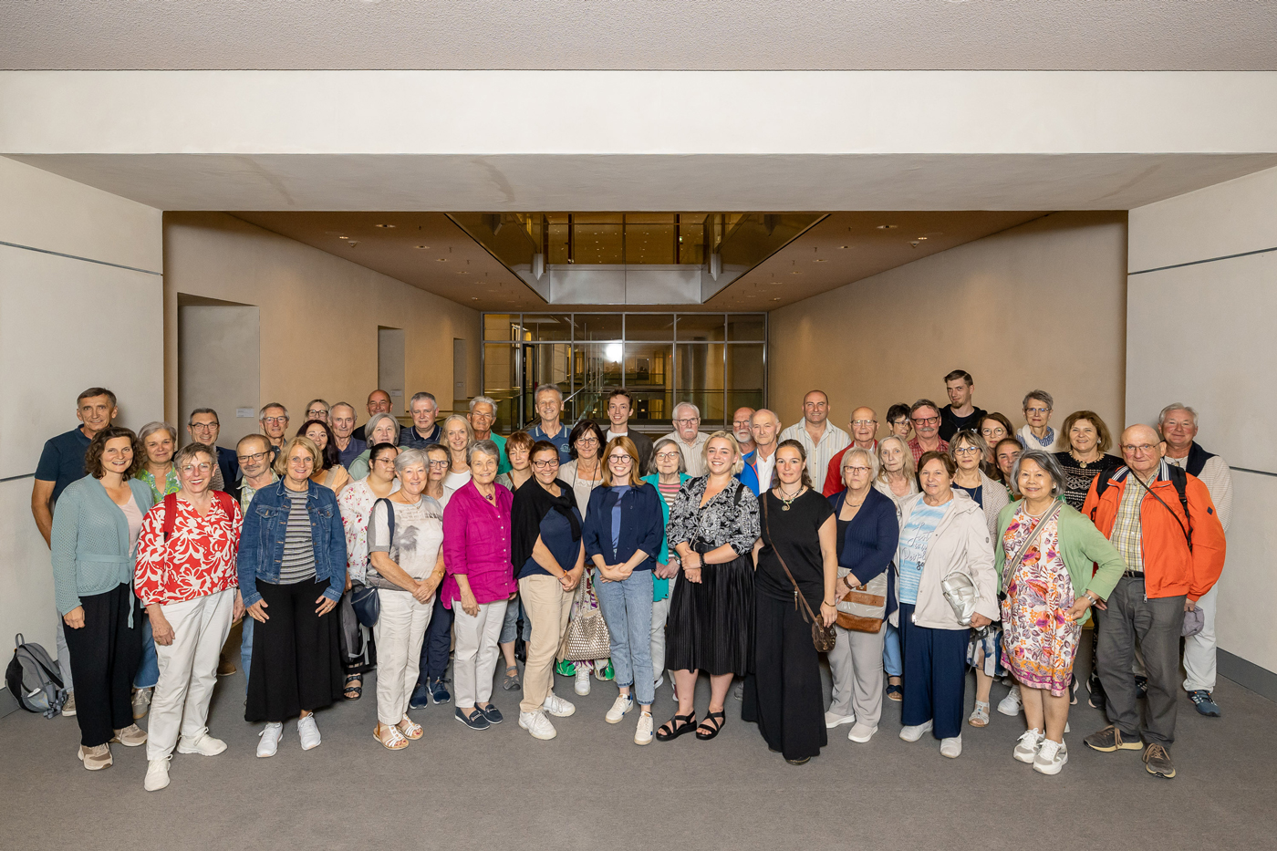 Gruppenfoto der Teilnehmenden der BPA-Fahrt mit MdB Marlene Schönberger im Deutschen Bundestag