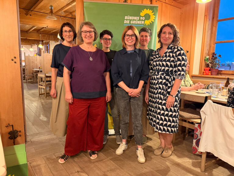 Gelungenes Wirtshausgespräch mit Marlene Schönberger in Perlesreut: Gesundheitsversorgung und Demokratie im Fokus