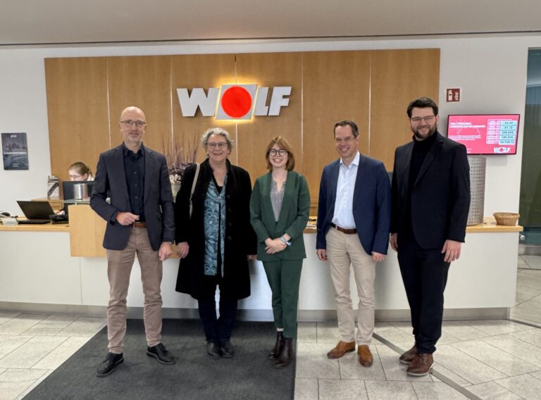 Grüne informieren sich über das Potential zukunftsfähiger Heiz- und Klimatechnik bei WOLF in Mainburg