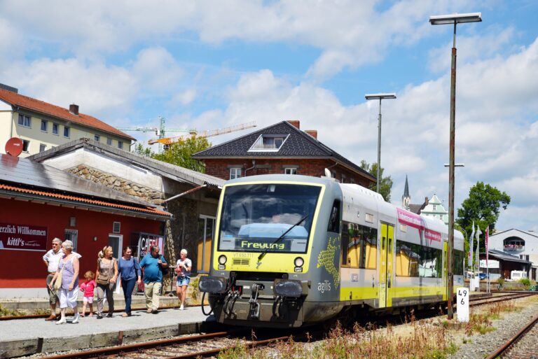 Zweigleisigkeit zwischen Plattling und Landshut – Nationalparkzug am Münchner Hauptbahnhof