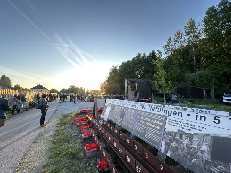 Gedenken an eines der größten NS-Verbrechen in Niederbayern: Grüne mahnen zur Wachsamkeit gegen Rechtsextremismus