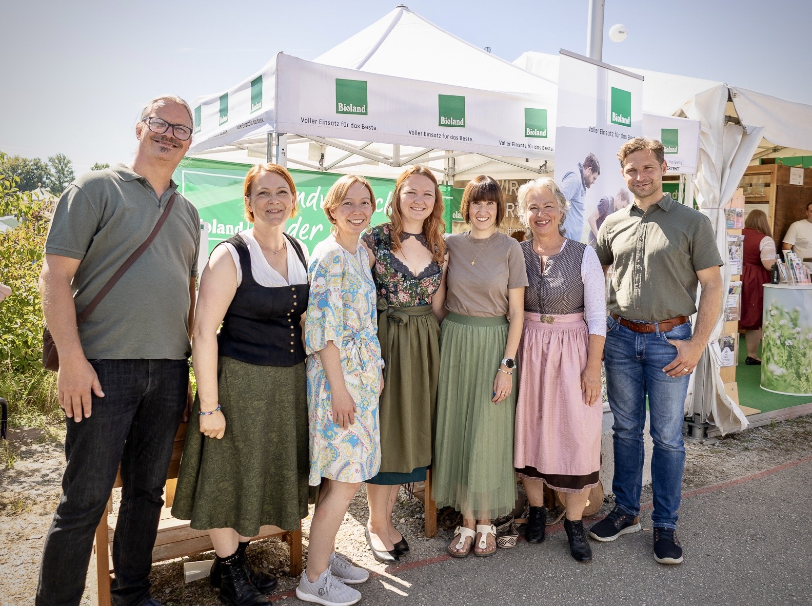 Eine Gruppe von sieben Personen lächelt in die Kamera. Von links nach rechst sind zu sehen: Kreisrat Sascha Müller, Landtagsabgeordnete Mia Goller, Bezirksvorsitzende Claudia Woller, Landratskandidatin Rottal-Inn Larissa Hausberger, Bezirksrätin Stefanie Auer, Landesvorsitzende Gisela Sengl, Landtagsabgeordneter Toni Schuberl