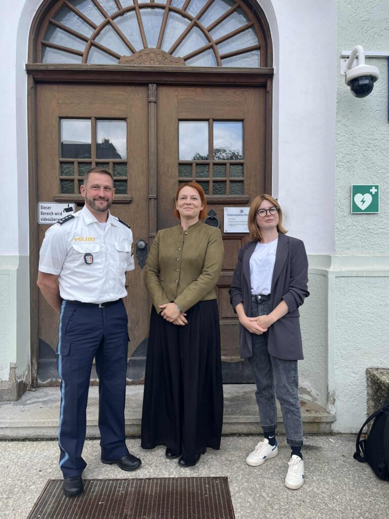 Abgeordnete Mia Goller und Marlene Schönberger informieren sich bei Polizeiinspektion Pfarrkirchen über aktuelle Herausforderungen