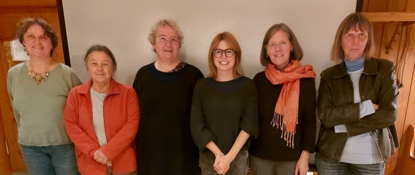 6 Frauen blicken mit einem Lächeln in die Kamera