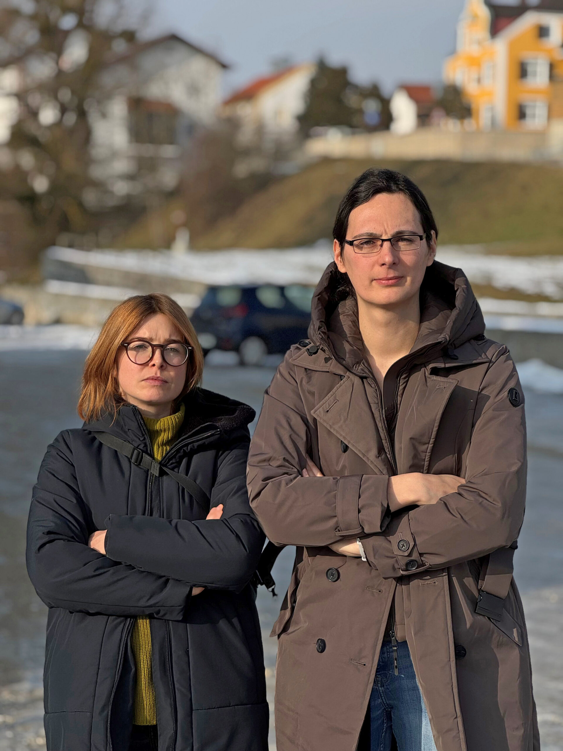 Marlene Schönberger und Victoria stehen frontal mit verschränkten Armen Richtung Kamera.